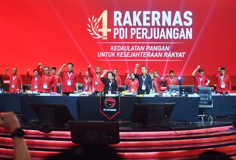 Ketua Umum PDI Perjuangan Megawati Soekarnoputri (tengah) mengangkat tangan bersama sejumlah pimpinan partai saat penutupan Rapat Kerja Nasional (Rakernas) IV PDI Perjuangan di JIExpo Kemayoran, Jakarta, Minggu (1/10/2023). Foto: Akbar Nugroho Gumay/Antara Foto