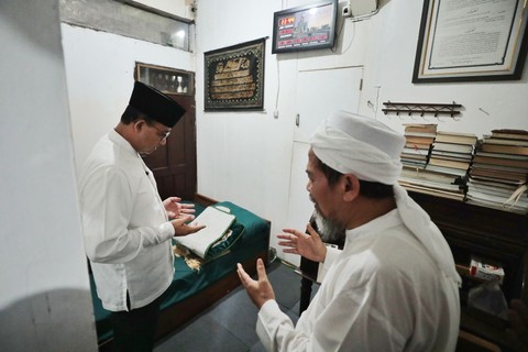 Anies saat menilik ke kamar KH Maimun Zubair. Foto: Dok. Istimewa
