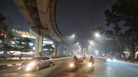 Suasana titik jalan saat kabut asap makin pekat pada malam hari di Palembang, Minggu (1/10) Foto: ary priyanto/urban id