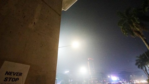 Kualitas udara yang buruk akibat  diselimuti kabut asap tebal di Palembang, Minggu (1/10) Foto: ary priyanto/urban id