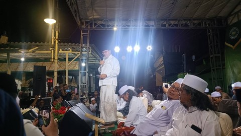 Anies Baswedan menyampaikan pidato dalam acara peresmian Posko Aswaja di Pondok Pesantren Sidosermo, Surabaya pada Minggu (1/10/2023). Foto: Farusma Okta Verdian/kumparan