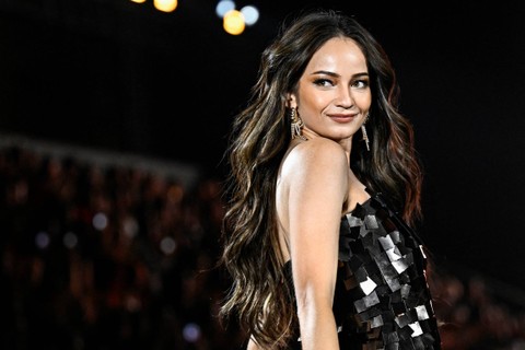 Enzy Storia tampil di L'Oreal Paris Le Defile Paris Fashion Week 2023 Womenswear Spring/Summer 2024 di Paris, Prancis pada, Minggu (1/10/2023). Foto: Julien De Rosa/AFP