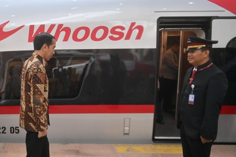 Presiden Jokowi bersiap menaiki kereta cepat Jakarta-Bandung usai peresmiannya di Stasiun Halim, Jakarta, Senin (2/10/2023). Foto: Akbar Nugroho Gumay/ANTARA FOTO