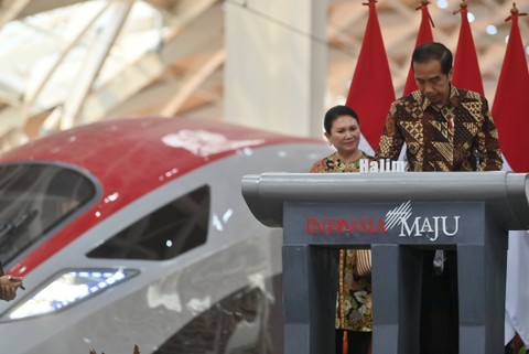 Presiden Jokowi (kanan) meresmikan kereta cepat Jakarta-Bandung di Stasiun Halim, Jakarta, Senin (2/10/2023). Foto: Akbar Nugroho Gumay/ANTARA FOTO