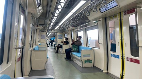 Suasana LRT Jabodebek line Bekasi (Stasiun Jatimulya) usai tarif promo Rp 5.000 flat sudah berakhir, Senin (2/10/2023). Foto: Fariza Rizky Ananda/kumparan