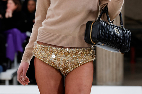 Koleksi Celana dalam terbaru dari brand mewah Miu Miu.   Foto: Geoffroy Van der Hasselt/AFP