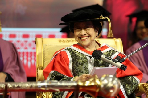 Presiden ke-5 RI Prof.Dr. (HC) Megawati Soekarnoputri menyampaikan orasi usai menerima gelar doktor kehormatan bidang ilmu sosial dari Universiti Tunku Abdul Rahman (UTAR) di Selangor, Malaysia, Senin (2/10/2023). Foto: Monang Sinaga/Antara Foto