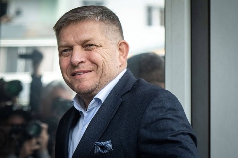 Ketua Partai Smer-Sosial Demokrasi Robert Fico tiba untuk konferensi pers di markas besar partainya setelah pemilihan parlemen awal di Bratislava, Slovakia pada 1 Oktober 2023. Foto: Vladimir Simicek/AFP