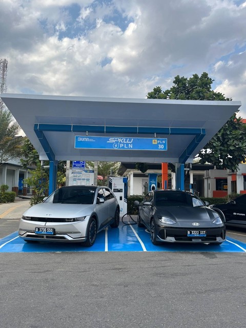Ngecas mobil listrik Hyundai di rest area KM 130 A dengan fasilitas DC charging 200 kW. Foto: Aditya Pratama Niagara/kumparan