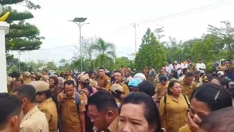 Pegawai honorer Satpol PP dan Damkar Kabupaten Seram Bagian Barat demo karena tidak digaji sejak Juni 2023. Foto: Dok. Istimewa