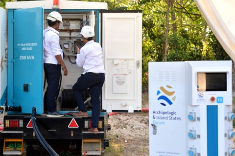 Petugas PLN memeriksa jaringan listrik di area stasiun pengisian daya untuk baterai kendaraan listrik Central Parkir ITDC Nusa Dua, Badung, Bali, Senin (2/10/2023). Foto: Fikri Yusuf/ANTARA FOTO
