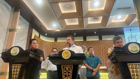 Konferensi pers Menteri BUMN Erick Thohir, Kepala BPKP, dan Jaksa Agung dalam rangka penyerahan perkara Dana Pensiun BUMN, Selasa (3/10/2023). Foto: Fariza Rizky Ananda/kumparan