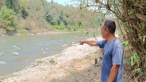 Warga menunjukkan sumur yang digunakan untuk pam dusun untuk mengatasi kekeringan dengan ngeleb (membasahi daratan) di sekitar sumur dengan air dari Kali Progo, Selasa (3/10/2023). Foto: Arfiansyah Panji Purnandaru/kumparan
