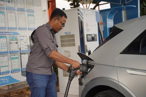 Mobil listrik Hyundai IONIQ 5 di SPKLU di rest area KM 130 Tol Trans Jawa.  Foto: dok. HMID