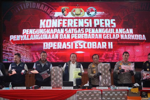 Wakabareskrim Polri Irjen Pol Asep Edi Suheri didampingi Kakorbinmas Baharkam Polri Hary Sudwijanto memaparkan hasil Operasi Narkoba di Kantor Bareskrim Polri, Selasa (3/10/2023). Foto: Iqbal Firdaus/kumparan