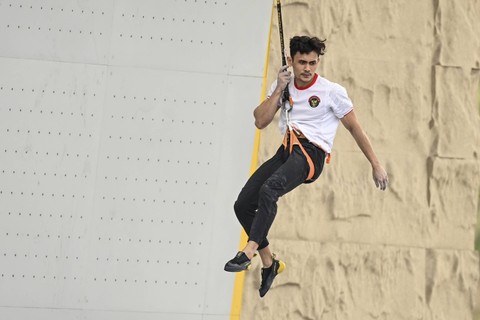 Pemanjat tebing Indonesia Veddriq Leonardo mengikuti babak kualifikasi speed putra Asian Games 2022 di Shaoxing Keqiao Yangshan Sport Climbing Centre, Shaoxing, China, Selasa (3/10/2023). Foto: Hafidz Mubarak A/Antara Foto