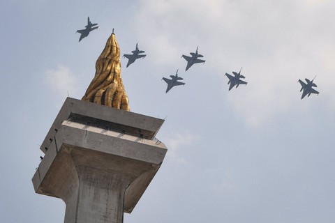 Enam pesawat tempur F-16 Fighting Falcon TNI AU melakukan flypass dalam gladi bersih Hari Ulang Tahun (HUT) ke-78 Tentara Nasional Indonesia (TNI) di Lapangan Silang Monumen Nasional (Monas), Gambir, Jakarta Pusat, Selasa (3/10/2023). Foto: Aditya Pradana Putra/Antara Foto