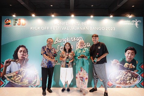 (Kiri) Sejarawan kuliner Andreas Maryoto dalam Konferensi pers Festival Jajanan Bango 2023 di Jakarta. Foto: Bango