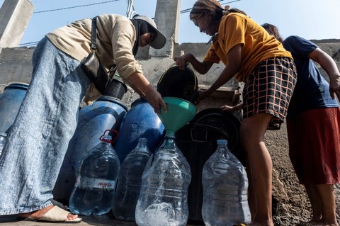 Warga mengambil air bersih dari tempat penampungan air sementara di kawasan Muara Baru, Jakarta, Selasa (3/10/2023). Foto: Aprillio Akbar/Antara Foto