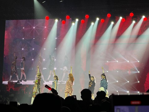 Penampilan Le Sserafim saat konser bertajuk '2023 LE SSERAFIM TOUR: FLAME RISES IN JAKARTA' di Jiexpo. Foto: Nurlaela/kumparan
