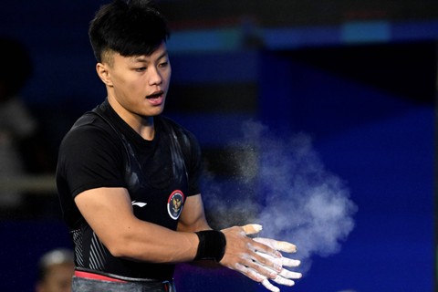 Lifter putra Indonesia Rahmat Erwin Abdullah bersiap melakukan angkatan snatch pada final 73 kilogram Grup A Asian Games 2022 di Xiaoshan Sports Centre Gymnasium, Hangzhou, China, Selasa (3/10/2023). Foto: M Risyal Hidayat/Antara Foto 