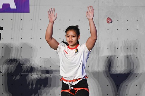 Atlet panjat tebing Indonesia Desak Made Rita Kusuma Dewi melakukan selebrasi usai menang melawan atlet China Lijuan Deng saat final speed putri Asian Games 2022 di Shaoxing Keqiao Yangshan Sport Climbing Centre, Shaoxing, China, Selasa (3/10/2023). Foto: Hafidz Mubarak A/Antara Foto