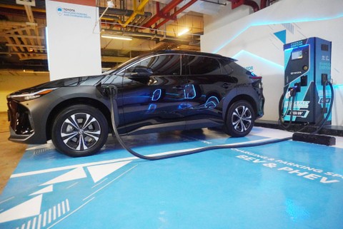 SPKLU Ultra Fast Charging Toyota pertama ada di kawasan SCBD, Jakarta.  Foto: dok. TAM