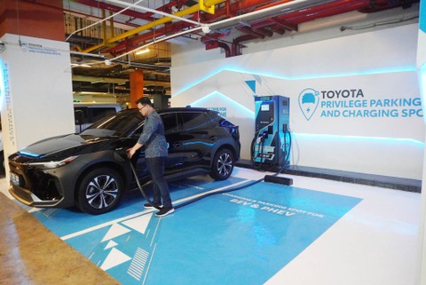 SPKLU Ultra Fast Charging Toyota pertama ada di kawasan SCBD, Jakarta.  Foto: dok. TAM