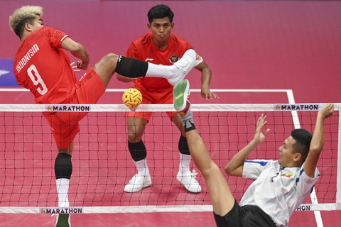 Pesepak takraw putra Indonesia Rusdi (kiri) menahan tendangan dari pesepak takraw Myanmar Thu Aung Khant (kanan) dalam final quadrant Asian Games 2022 di Jinhua Sports Centre Gymnasium, Jinhua, China, Rabu (4/10). Foto: ANTARA FOTO/M Risyal Hidayat