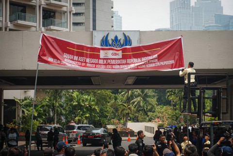 Pemasangan spanduk aset milik pemerintah di area Hotel Sultan kawasan Gelora Bung Karno, Jakarta, Rabu (4/10/2023). Foto: Iqbal/kumparan