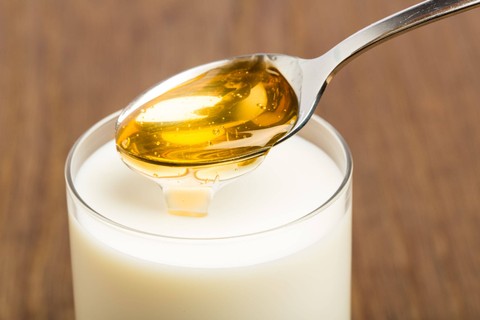 Ilustrasi madu dan susu. Foto: Shutterstock