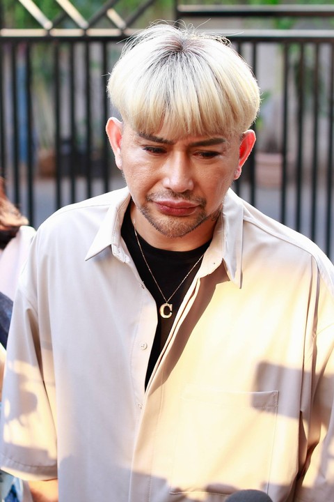 Presenter sekaligus fashion stylist, Caren Delano, mendatangi Polsek Setia Budi, Jakarta Selatan, Rabu (4/10/2023). Foto: Dok. Agus Apriyanto