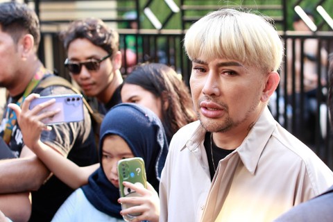 Presenter sekaligus fashion stylist, Caren Delano, mendatangi Polsek Setia Budi, Jakarta Selatan, Rabu (4/10/2023). Foto: Dok. Agus Apriyanto