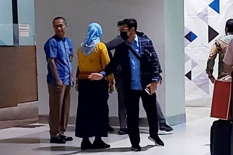Menteri Pertanian Syahrul Yasin Limpo (kanan) berjalan keluar setibanya dari luar negeri di Terminal 3 Bandara Soekarno-Hatta, Tangerang, Banten, Rabu (4/10/2023). Foto: Dok. Istimewa