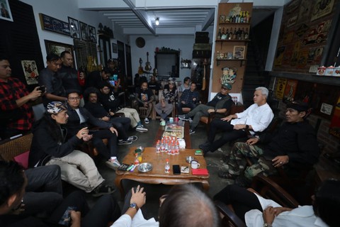 Ganjar bersama seniman, musisi hingga budayawan di Jawa Barat saat berdiskusi membahas strategi pengembangan seni dan budaya. Foto: Dok. Istimewa