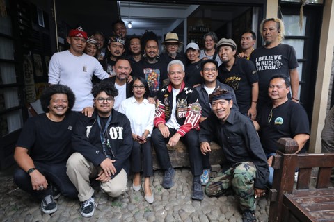Ganjar dalam kunjungannya ke kediaman Budi Dalton bersama seniman, musisi, hingga budayawan Jawa Barat. Foto: Dok. Istimewa