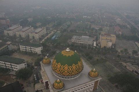 Suasana kota diselimuti kabut asap di Palangka Raya, Kalimantan Tengah, Rabu (4/10/2023). Foto: Auliya Rahman/ANTARA FOTO