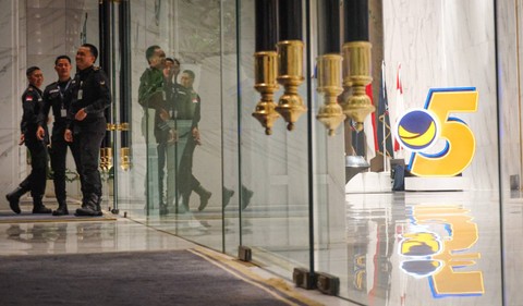 Penjaga keamanan berjaga di sekitar gedung NasDem Tower, Jakarta, usai kepulangan Mentan Syahrul Yasin Limpo (SYL) ke tanah air, pada Rabu (4/10/2023). Foto: Iqbal Firdaus/kumparan