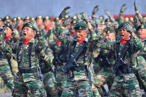 Prajurit TNI menampilkan yel-yel saat upacara HUT ke-78 Tentara Nasional Indonesia (TNI) di Lapangan Silang Monumen Nasional (Monas), Gambir, Jakarta, Kamis (5/10/2023). Foto: ANTARA FOTO/Akbar Nugroho Gumay