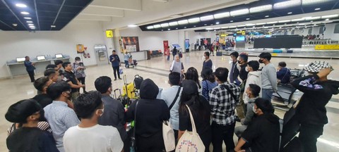 Sejumlah 28 WNI terindikasi korban TPPO telah difasilitasi pemulangannya dari Phnom Penh, Kamboja ke Indonesia dengan pendampingan staf KBRI Phnom Penh (04/10/2024). Foto: Kemlu RI