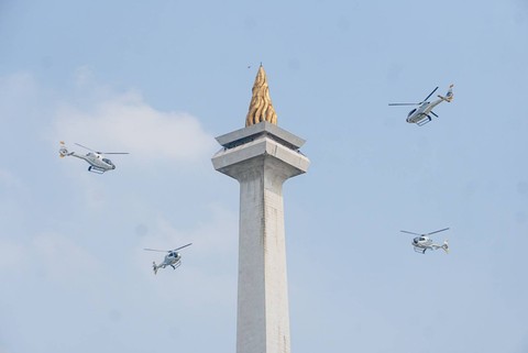 Atraksi defile dan aerobatik prajurit TNI di acara HUT TNI ke-78 di Kawasan Monas, Jakarta, Kamis (5/10/2023). Foto: Iqbal Firdaus/kumparan