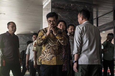 Menteri Pertanian Syahrul Yasin Limpo (tengah) menyapa wartawan saat tiba di Kantor Kementerian Pertanian, Jakarta, Kamis (5/10/2023). Foto: ANTARA FOTO/Aprillio Akbar