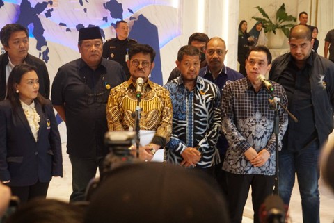Mentan Syahrul Yasin Limpo memberikan keterangan kepada wartawan di NasDem Tower, Kamis (5/10/2023). Foto: Iqbal Firdaus/kumparan