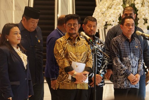 Mentan Syahrul Yasin Limpo memberikan keterangan kepada wartawan di NasDem Tower, Kamis (5/10/2023). Foto: Iqbal Firdaus/kumparan
