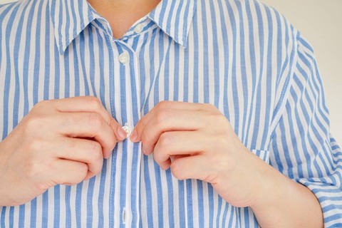 Ilustrasi kancing baju perempuan. Foto: Lek in a BIG WORLD/Shutterstock