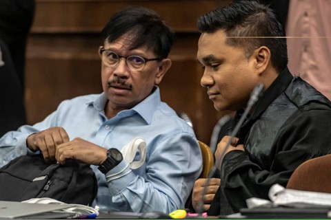 Terdakwa kasus dugaan korupsi penyediaan infrastruktur BTS 4G dan infrastruktur pendukung paket 1, 2, 3, 4 dan 5 dari BAKTI Kemenkominfo tahun 2020 sampai 2022 Johnny G Plate (kiri) mengikuti sidang lanjutan di Pengadilan Tipikor, Jakarta. Foto: Muhammad Adimaja/Antara Foto 