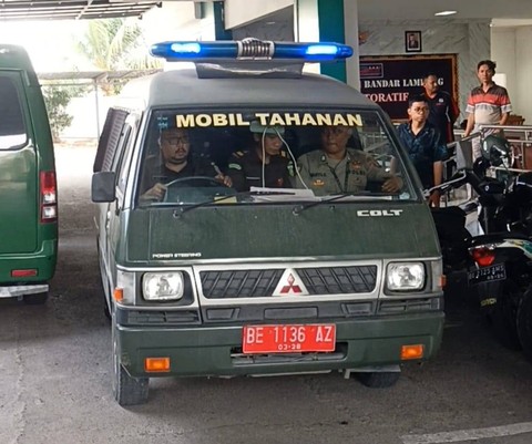 Mobil tahanan Kejari Bandar Lampung yang membawa AKP Andri Gustami ke Rutan Way Huwi, Bandar Lampung. | Foto : Galih Prihantoro/ Lampung Geh