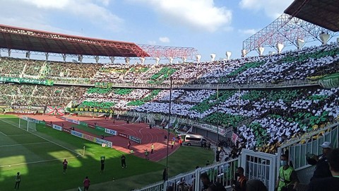 Pendukung Persebaya di Stadion GBT. Foto: Masruroh/Basra