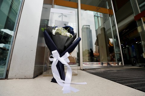 Bunga yang diletakkan warga untuk korban penembakan di luar pusat perbelanjaan mewah Siam Paragon di Bangkok, Thailand, Rabu (4/10/2023). Foto: Jorge Silva/Reuters