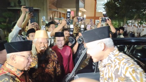 Bacapres Ganjar Pranowo disambut eks Ketum PBNU Said Aqil saat tiba di Ponpes Luhur Al-Tsaqafah, Kamis (5/10/2023). Foto: Annisa Thahira Madina/kumparan